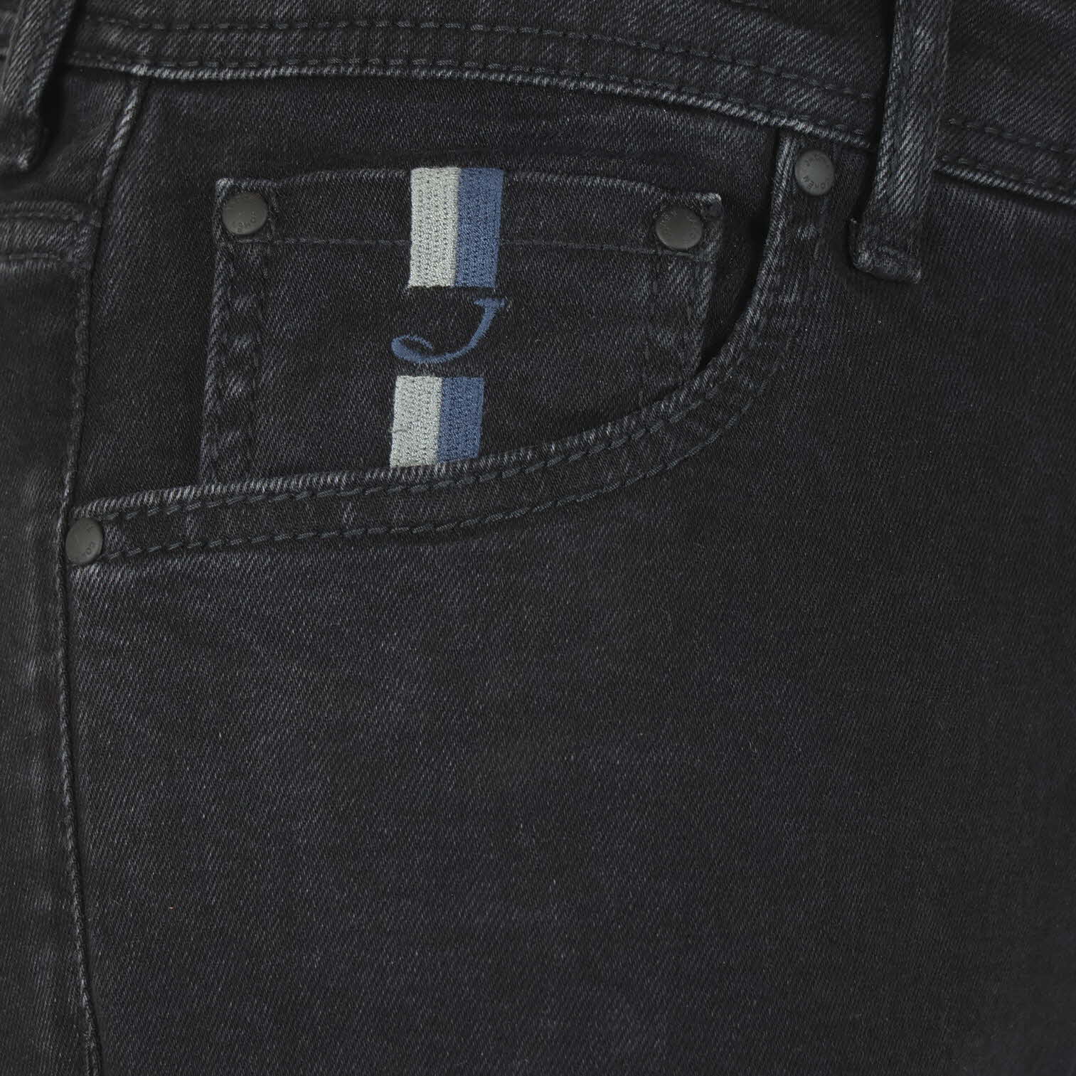 ZWART