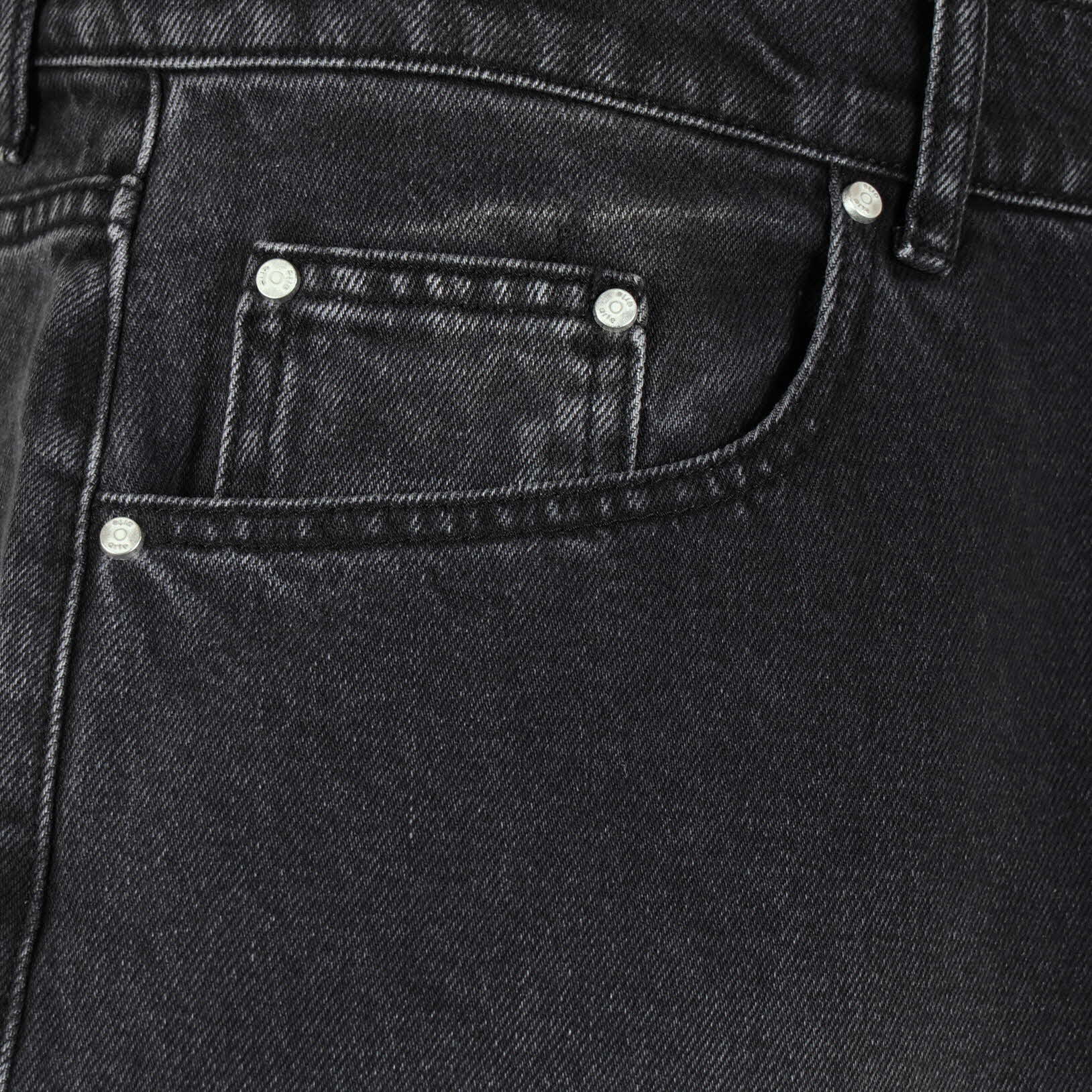 ZWART