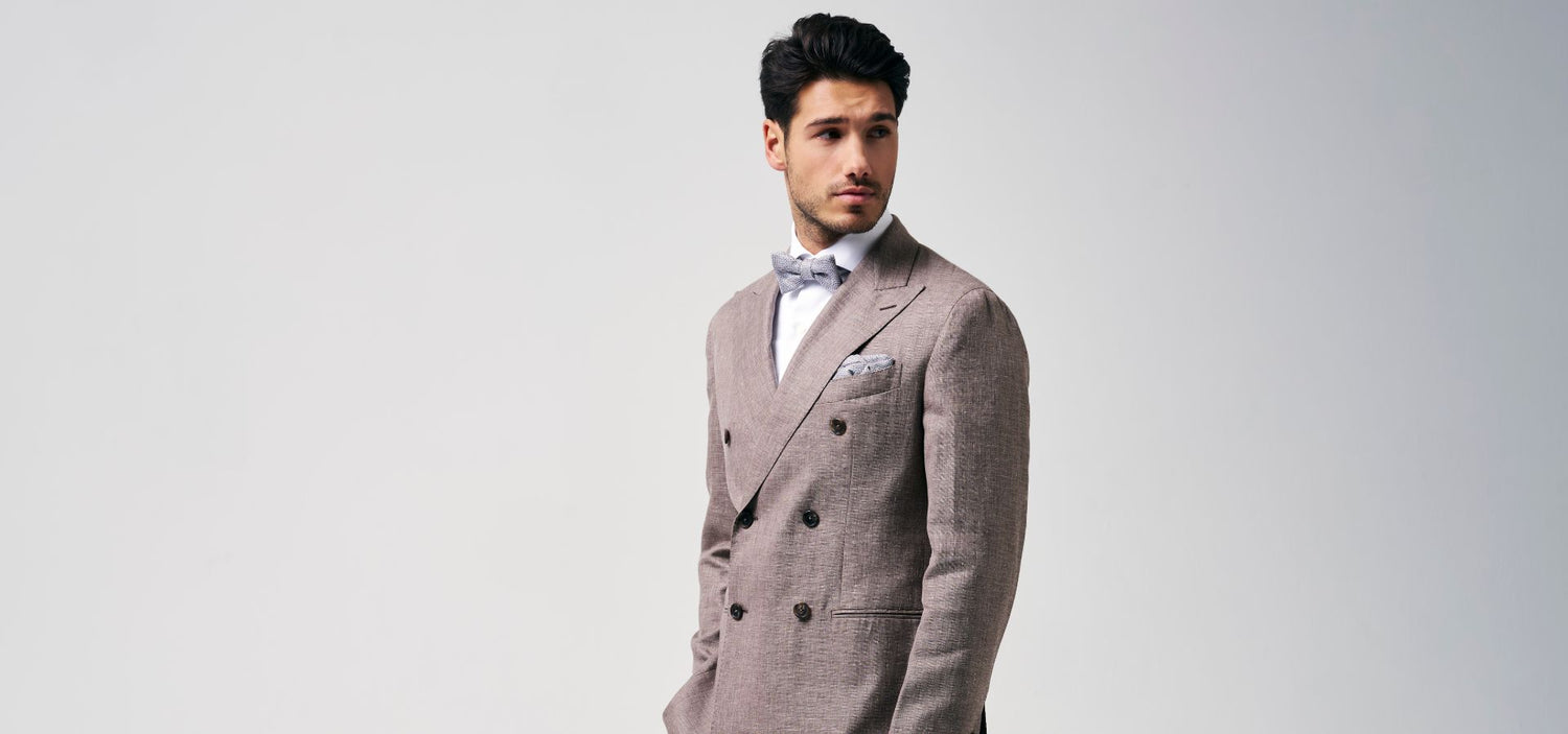 2 delig trouwkostuum met een dubbele rij knopen in combinatie met een wit hemd en een bijpassende strik