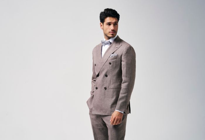 2 delig trouwpak met een dubbele rij knopen in combinatie met een wit hemd en een bijpassende strik