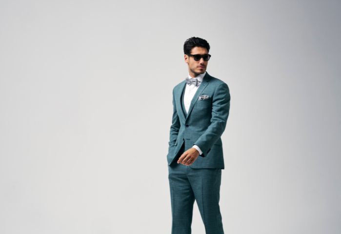 3 delig groen trouwpak in combinatie met een wit hemd en een strik en pochet in structuurstof in het groen