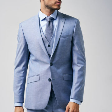 3-delig trouwkostuum in het licht blauw gecombineerd met een licht blauw hemd en een blauwe das met structuur