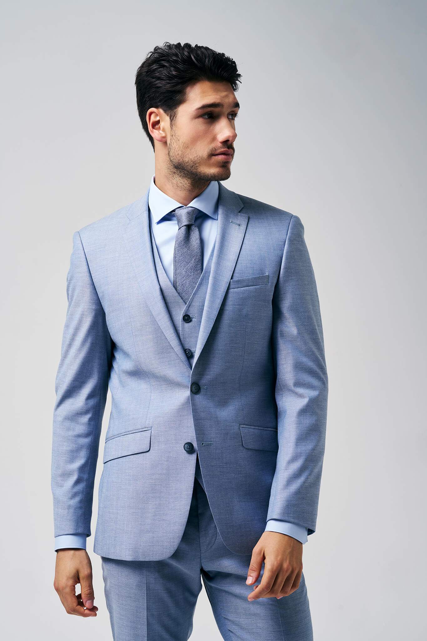 Lichtblauw driedelig herenpak uit de Wellens Men kostuumcollectie 2026, stijlvol maatwerk met een moderne en elegante uitstraling.