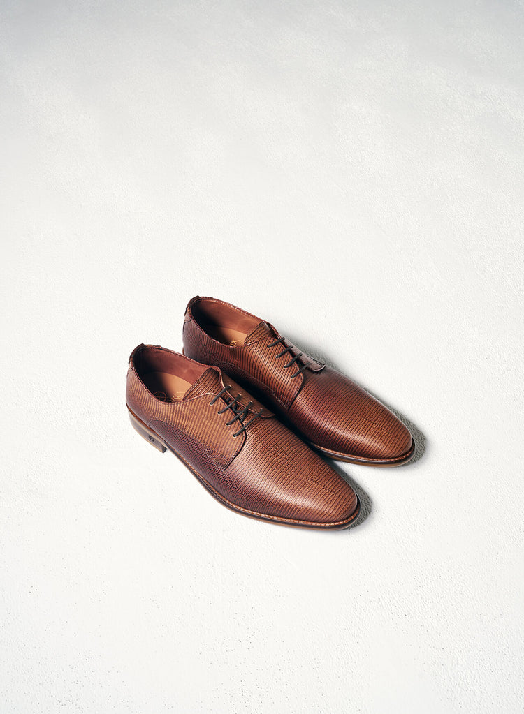 Bruine lederen herenschoenen met structuur van Ambiorix uit de Wellens Men trouwcollectie 2026, elegante accessoires voor de bruidegom.