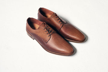 Bruine lederen herenschoenen met structuur van Ambiorix uit de Wellens Men trouwcollectie 2026, elegante accessoires voor de bruidegom.