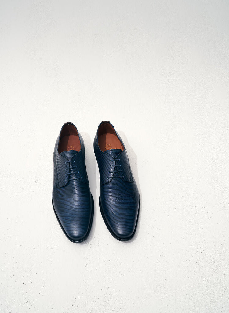 Blauwe lederen herenschoenen met structuur van Ambiorix uit de Wellens Men trouwcollectie 2026, stijlvolle accessoires voor de bruidegom.