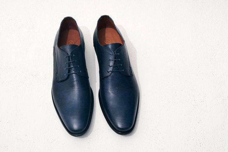 Blauwe lederen herenschoenen met structuur van Ambiorix uit de Wellens Men trouwcollectie 2026, stijlvolle accessoires voor de bruidegom.