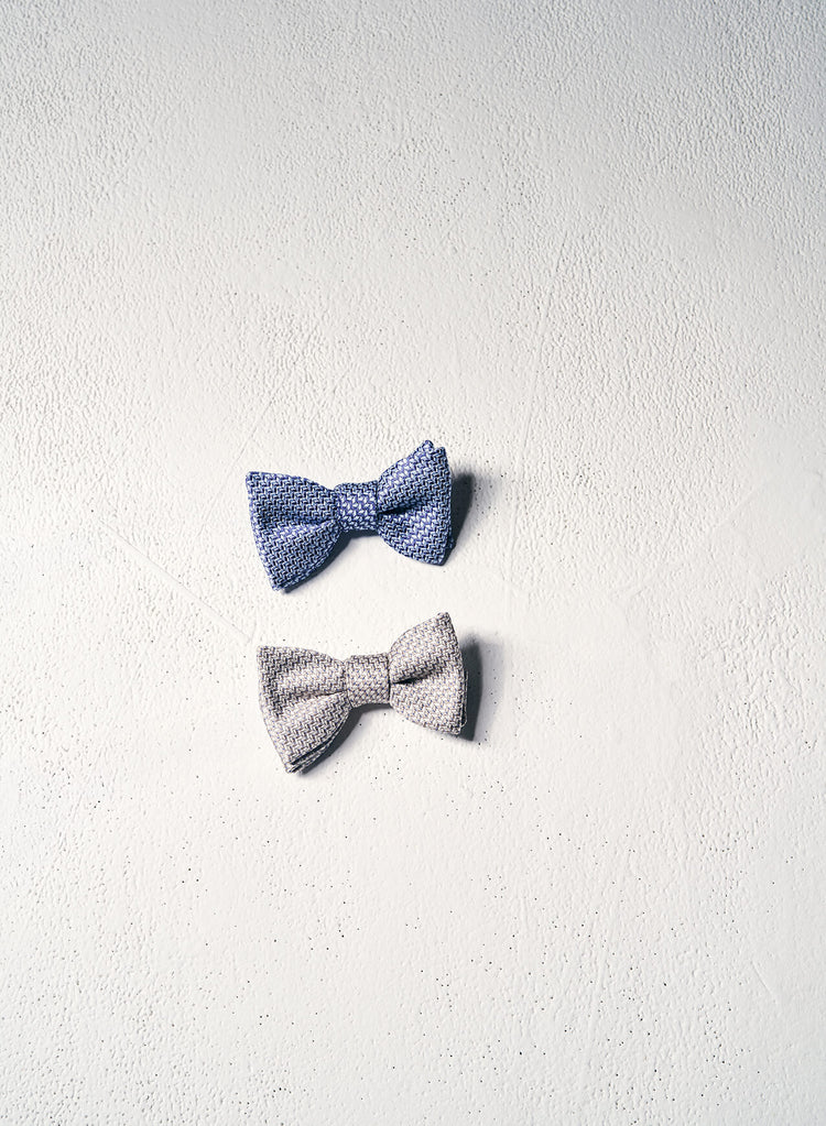 Blauwe en beige gestructureerde strikken uit de Wellens Men trouwcollectie 2026, elegante accessoires voor de bruidegom.