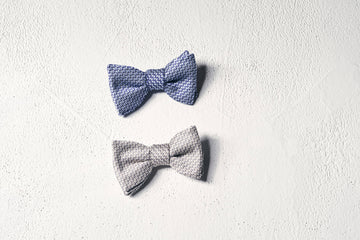 Blauwe en beige gestructureerde strikken uit de Wellens Men trouwcollectie 2026, elegante accessoires voor de bruidegom.