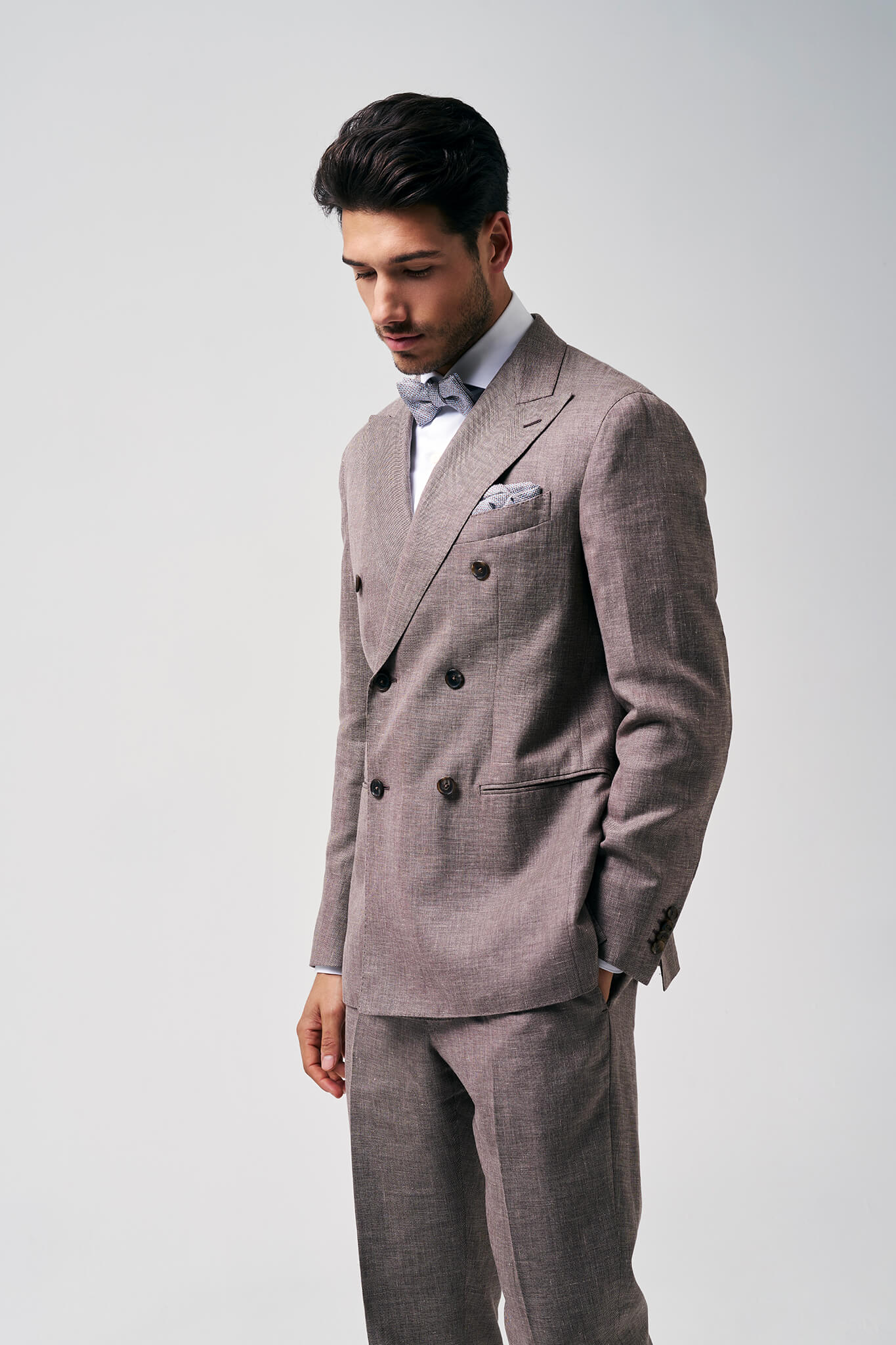 Taupekleurig dubbelrijs trouwpak voor heren uit de Wellens Men trouwcollectie 2026, met gilet, strik en verfijnde afwerking.